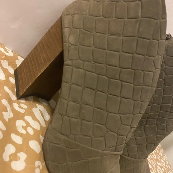 Vince Camuto Elegant grey faux alligator croc Textured Women's Ankle Boots 8.5 - Picture 2 of 5